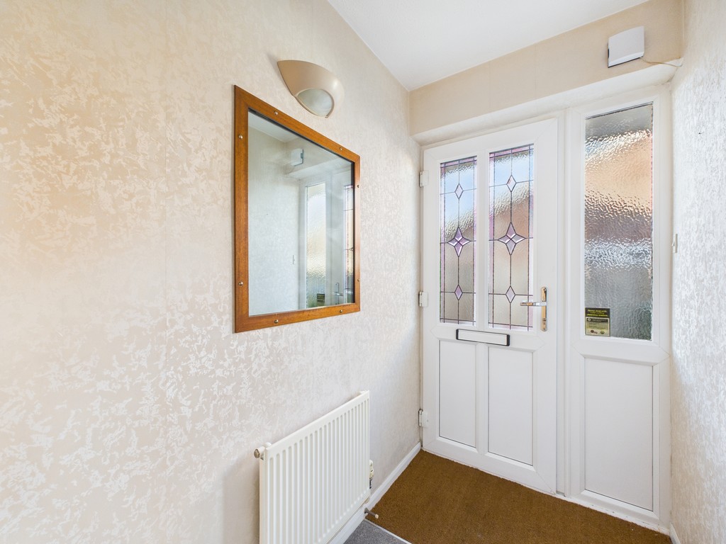 2 bed semi-detached bungalow to rent in Shepherds Way, Horsham  - Property Image 3