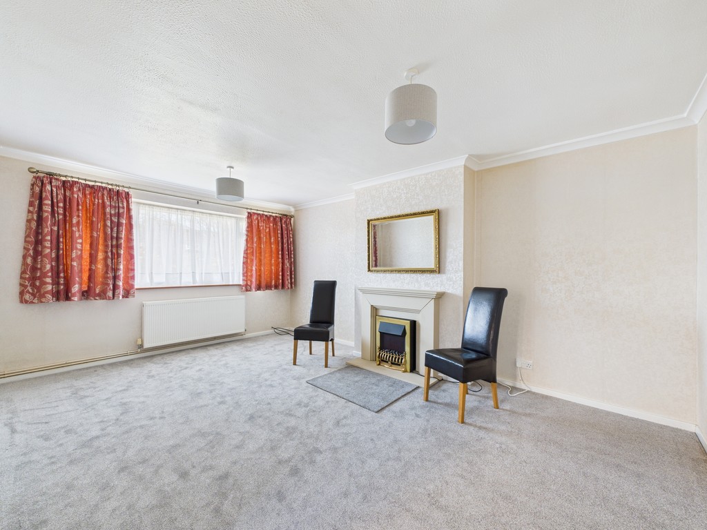 2 bed semi-detached bungalow to rent in Shepherds Way, Horsham  - Property Image 4