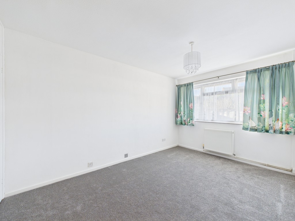 2 bed semi-detached bungalow to rent in Shepherds Way, Horsham  - Property Image 5