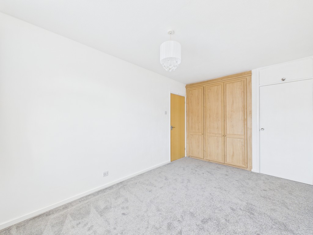 2 bed semi-detached bungalow to rent in Shepherds Way, Horsham  - Property Image 6