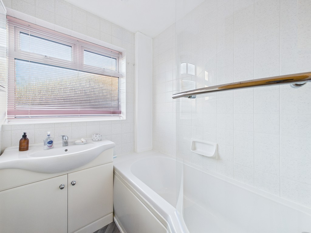 2 bed semi-detached bungalow to rent in Shepherds Way, Horsham  - Property Image 11