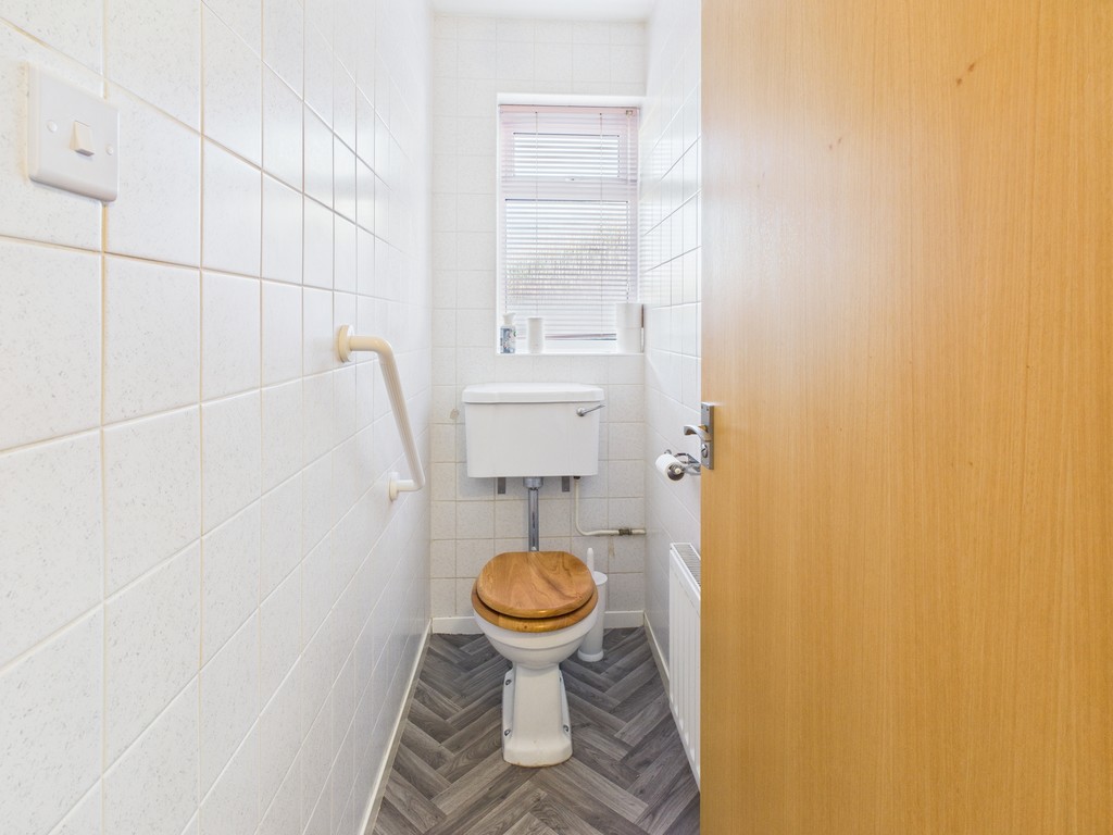 2 bed semi-detached bungalow to rent in Shepherds Way, Horsham  - Property Image 7