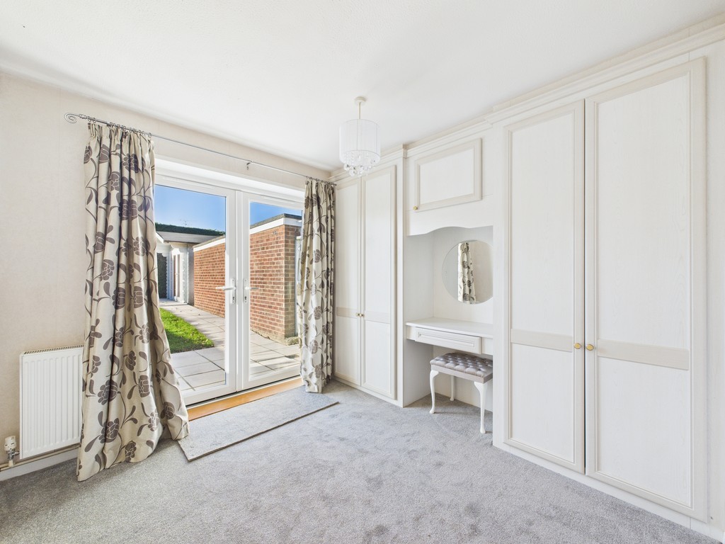 2 bed semi-detached bungalow to rent in Shepherds Way, Horsham  - Property Image 8