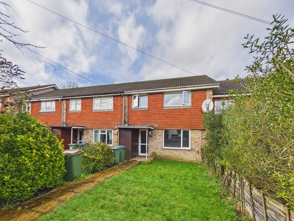 3 bed terraced house to rent in Rusper Road, Horsham