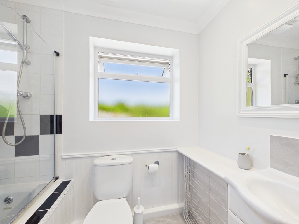 2 bed detached bungalow to rent in Penland Road, Haywards Heath  - Property Image 10