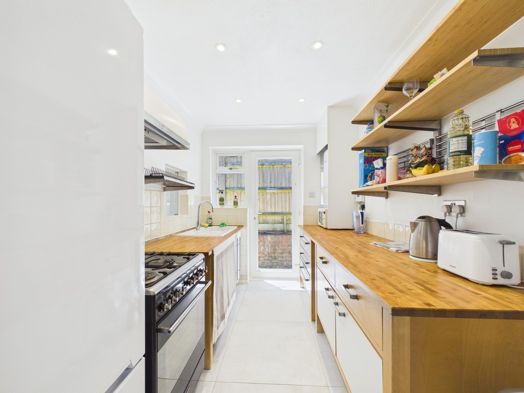 2 bed detached bungalow to rent in Penland Road, Haywards Heath  - Property Image 2