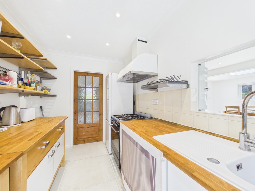 2 bed detached bungalow to rent in Penland Road, Haywards Heath  - Property Image 3