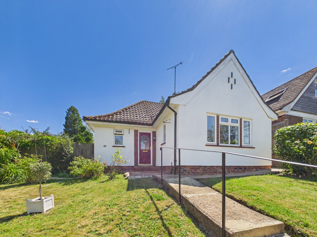 2 bed detached bungalow to rent in Penland Road, Haywards Heath - Property Image 1