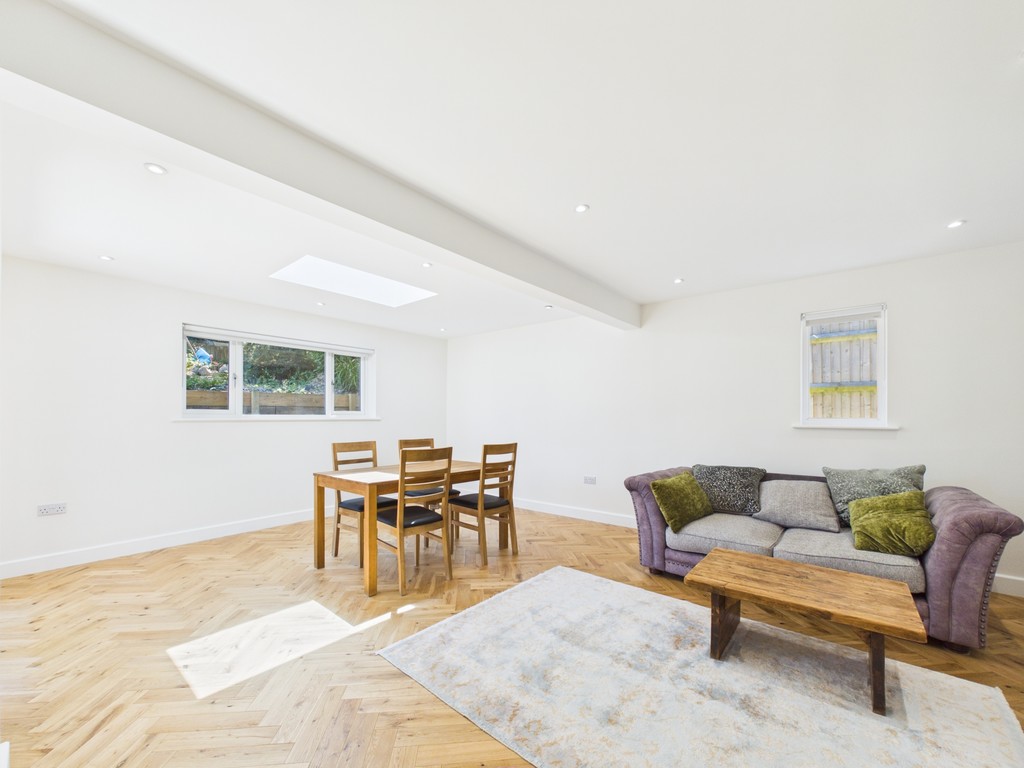 2 bed detached bungalow to rent in Penland Road, Haywards Heath  - Property Image 4