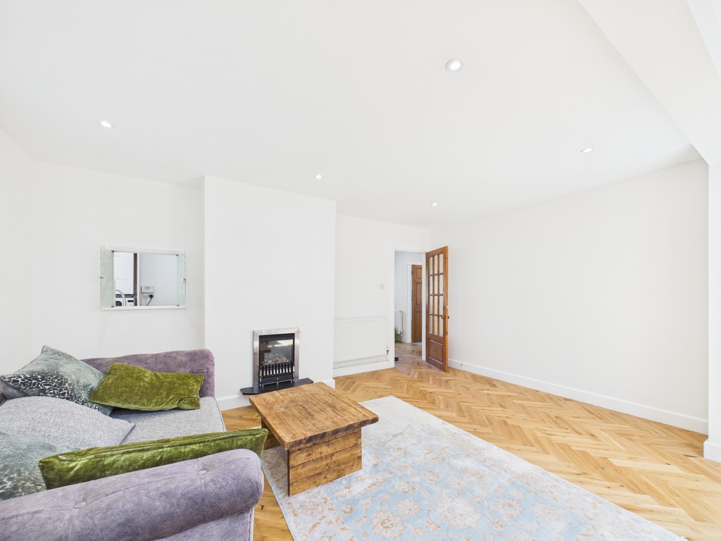 2 bed detached bungalow to rent in Penland Road, Haywards Heath  - Property Image 6