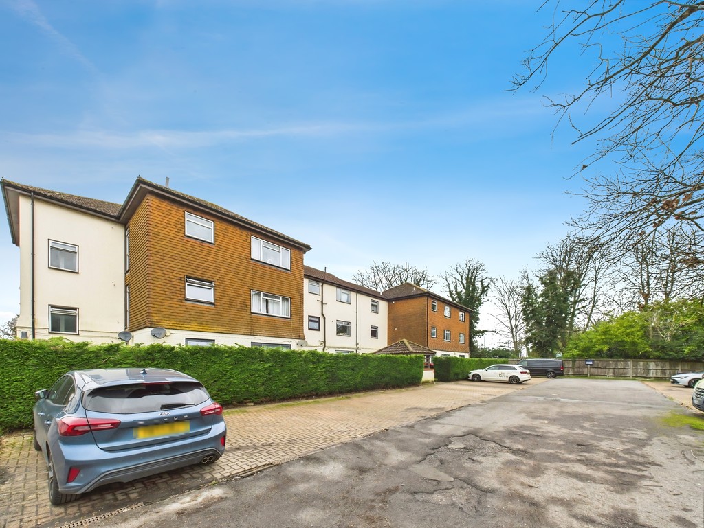 1 bed flat to rent in Hollin Court, Crawley - Property Image 1