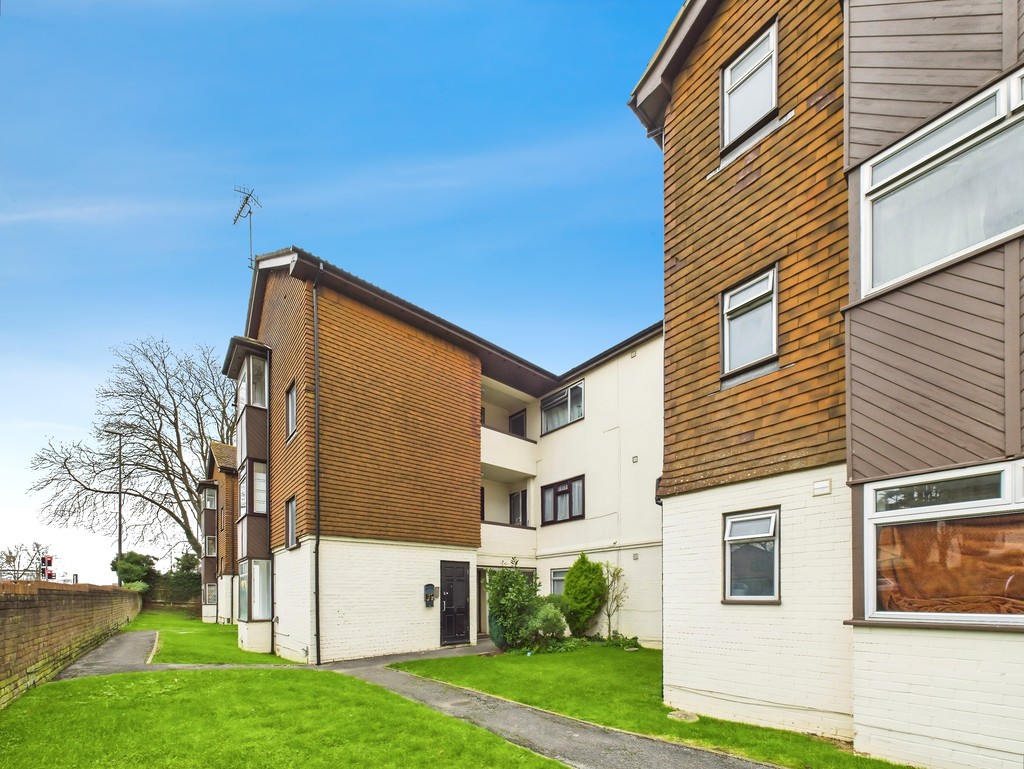 1 bed flat to rent in Hollin Court, Crawley  - Property Image 2