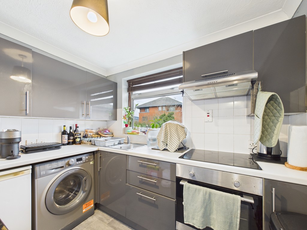 1 bed flat to rent in Hollin Court, Crawley  - Property Image 4