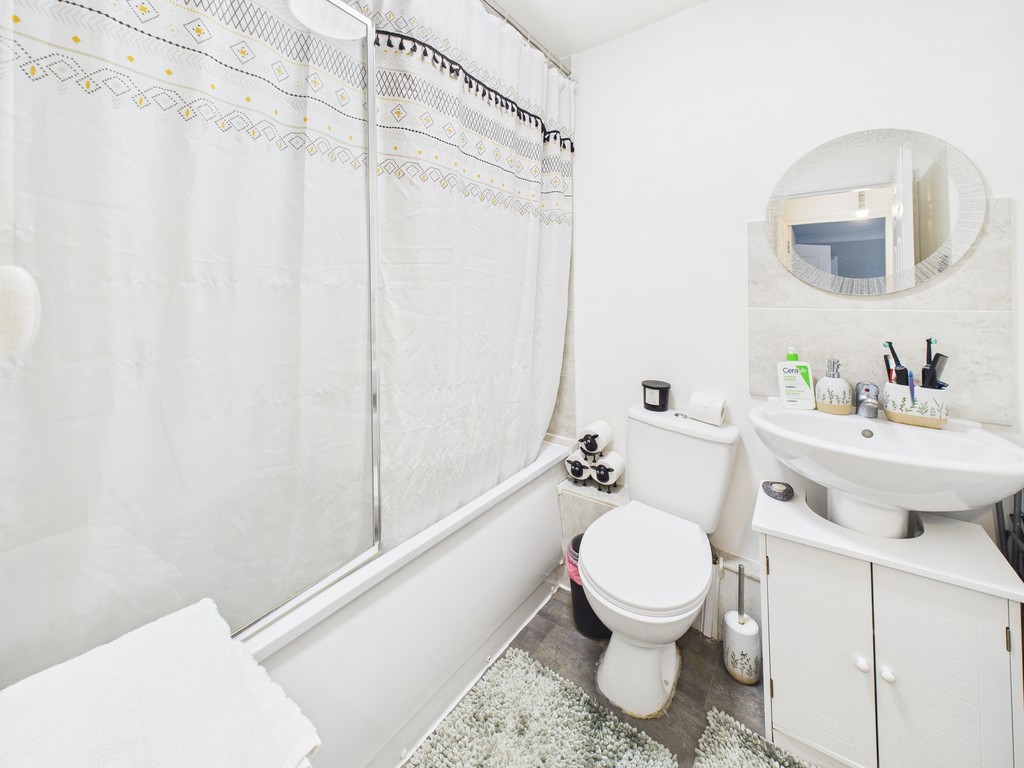 1 bed flat to rent in Hollin Court, Crawley  - Property Image 5