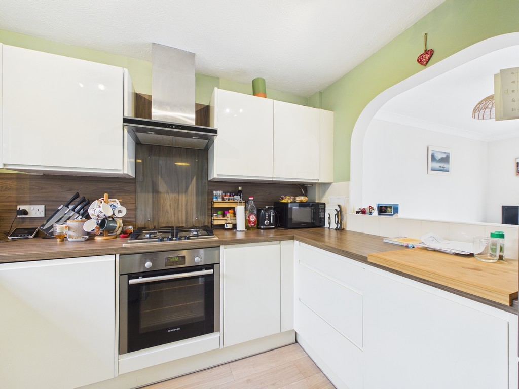 2 bed terraced house to rent in Park Farm Close, Horsham, RH12 - Property Image 2