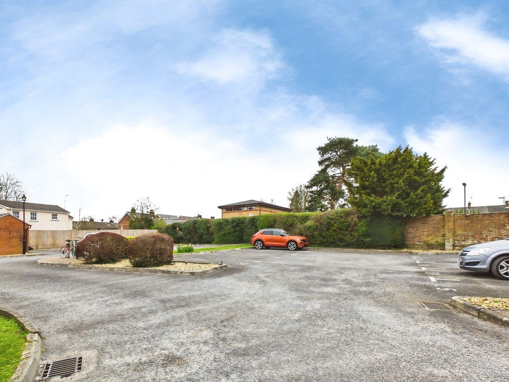 2 bed ground floor maisonette to rent in Ashdown Court, Oak Tree Way, Horsham  - Property Image 13