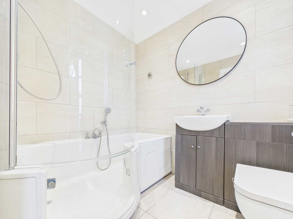 2 bed ground floor maisonette to rent in Ashdown Court, Oak Tree Way, Horsham  - Property Image 5