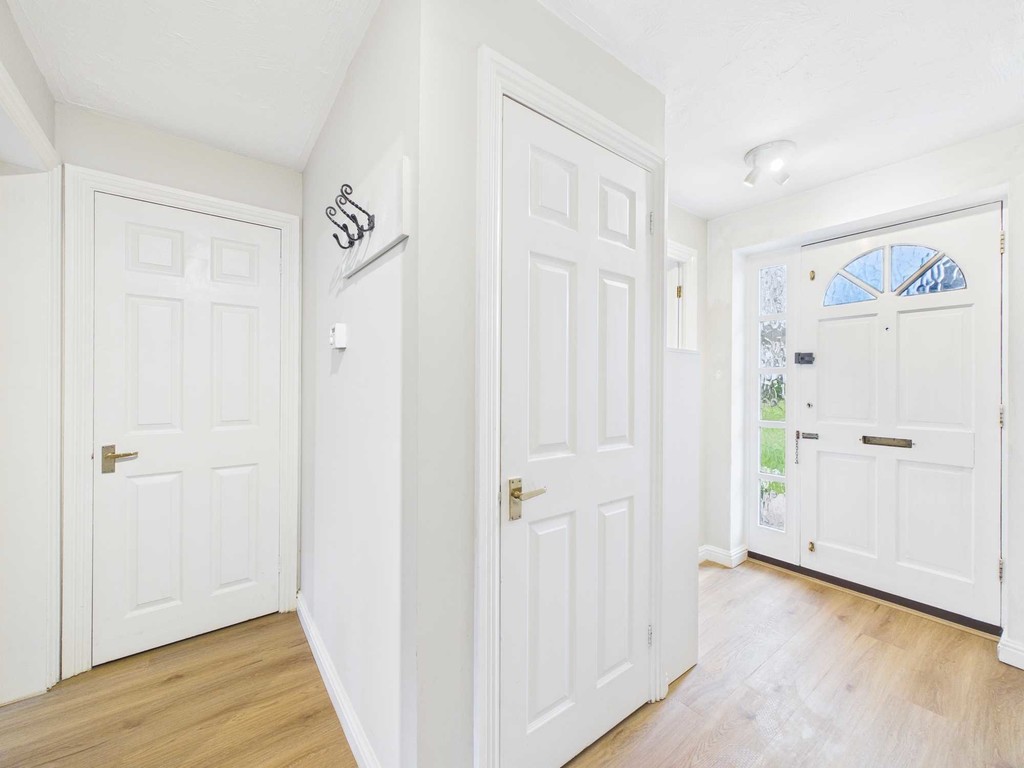 2 bed ground floor maisonette to rent in Ashdown Court, Oak Tree Way, Horsham  - Property Image 6