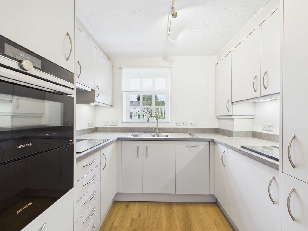 2 bed ground floor maisonette to rent in Ashdown Court, Oak Tree Way, Horsham  - Property Image 2