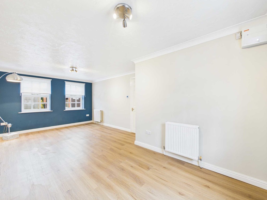 2 bed ground floor maisonette to rent in Ashdown Court, Oak Tree Way, Horsham  - Property Image 3