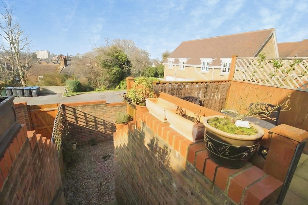 3 bed terraced house to rent in Wellswood, Haywards Heath - Property Image 10