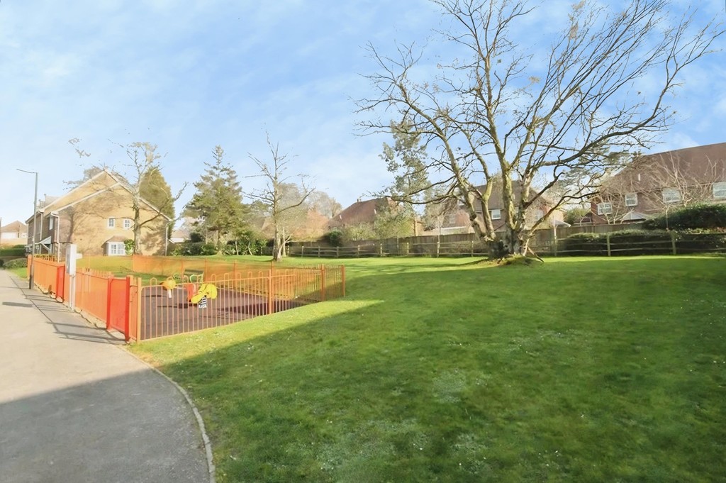 3 bed terraced house to rent in Wellswood, Haywards Heath - Property Image 11