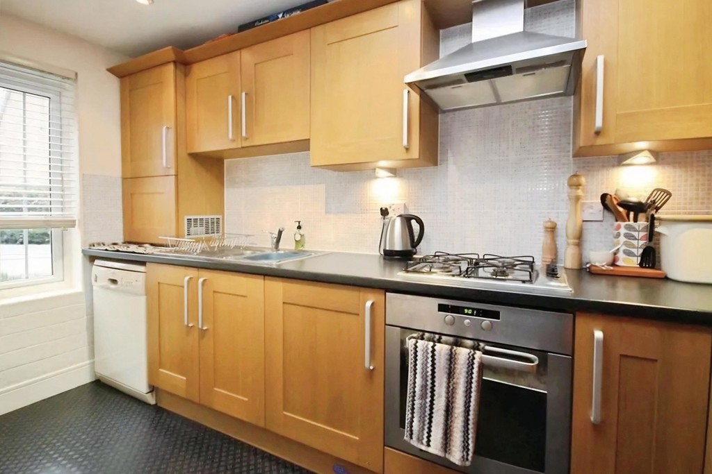 3 bed terraced house to rent in Wellswood, Haywards Heath - Property Image 2