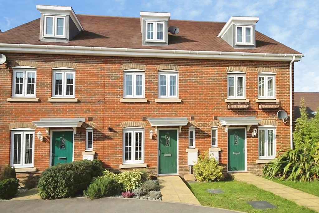 3 bed terraced house to rent in Wellswood, Haywards Heath