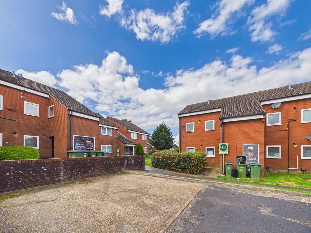 2 bed flat to rent in Laurel Walk, Horsham  - Property Image 1