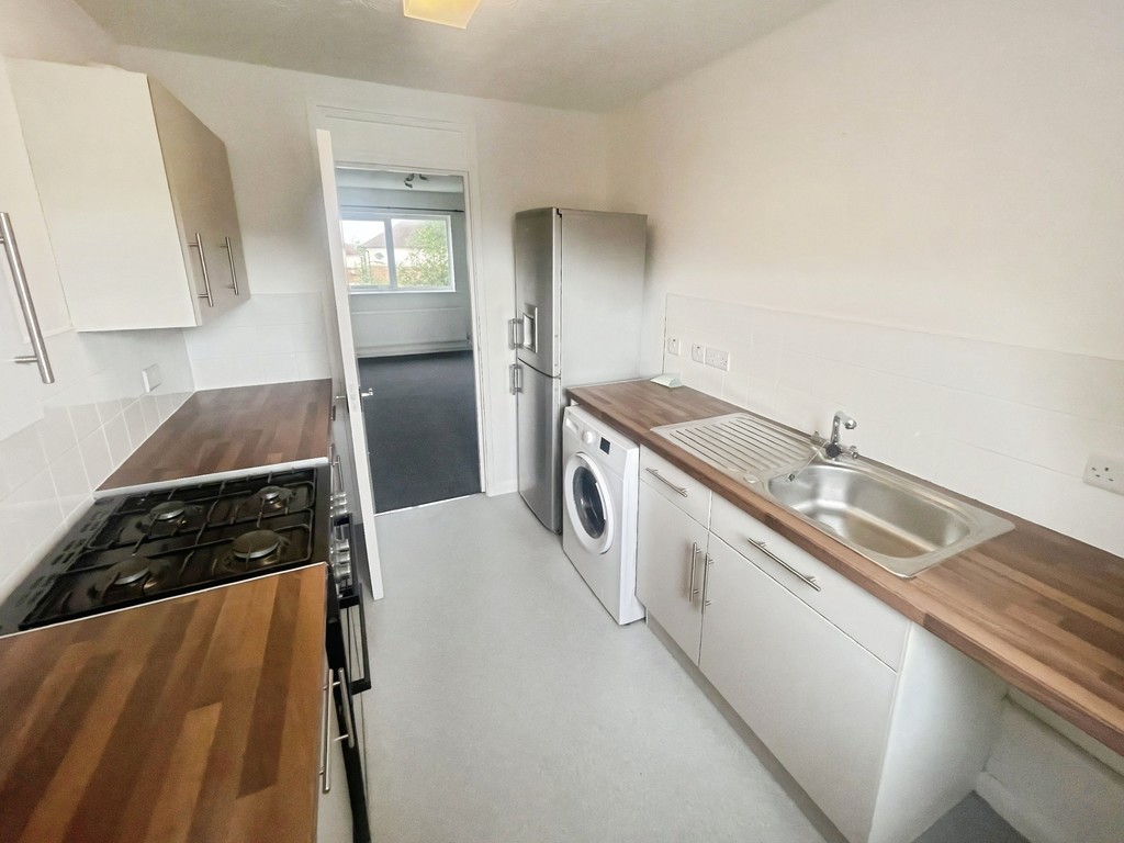 2 bed flat to rent in Laurel Walk, Horsham  - Property Image 2