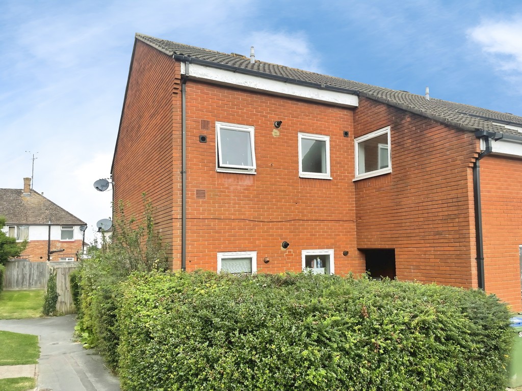 2 bed flat to rent in Laurel Walk, Horsham  - Property Image 1