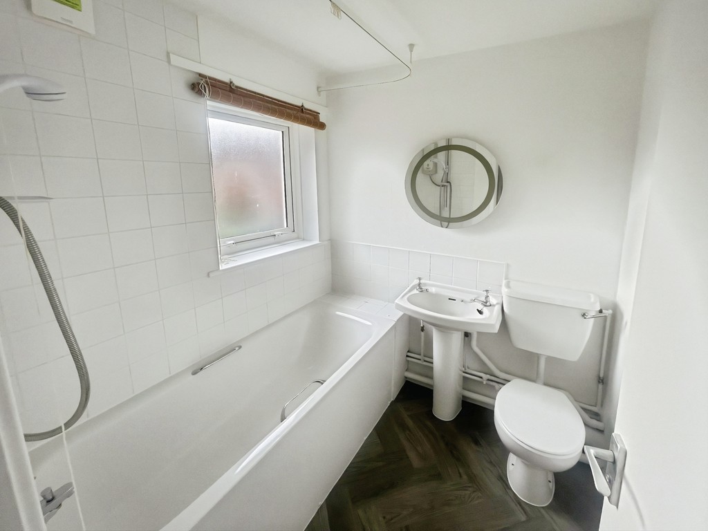 2 bed flat to rent in Laurel Walk, Horsham  - Property Image 6