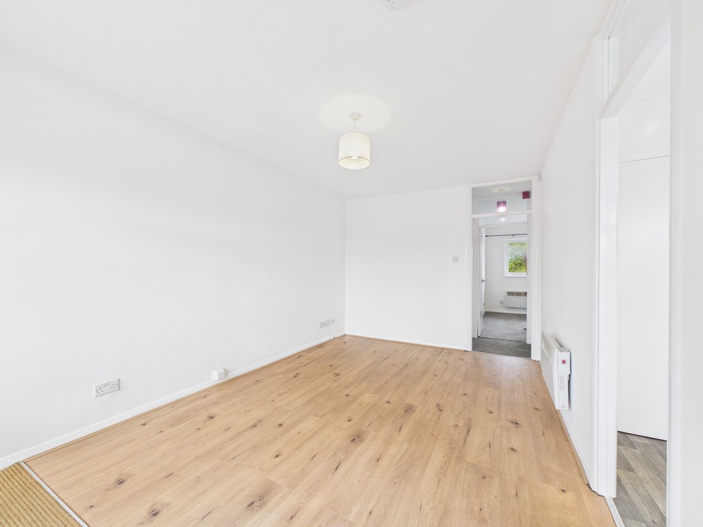 2 bed maisonette to rent in Fitzalan Road, Horsham - Property Image 1