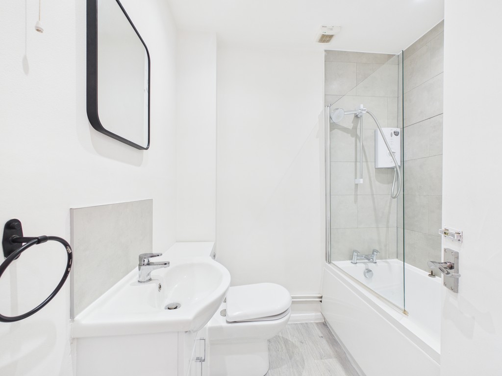 2 bed maisonette to rent in Fitzalan Road, Horsham  - Property Image 3