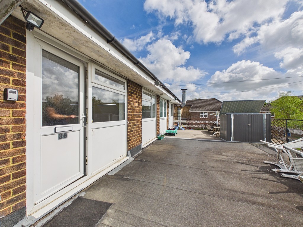 2 bed maisonette to rent in Fitzalan Road, Horsham  - Property Image 6