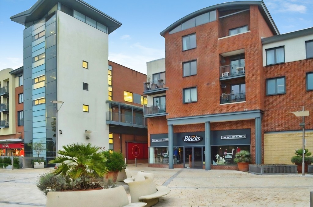 2 bed apartment to rent in Lower Tanbridge Way, Horsham - Property Image 1