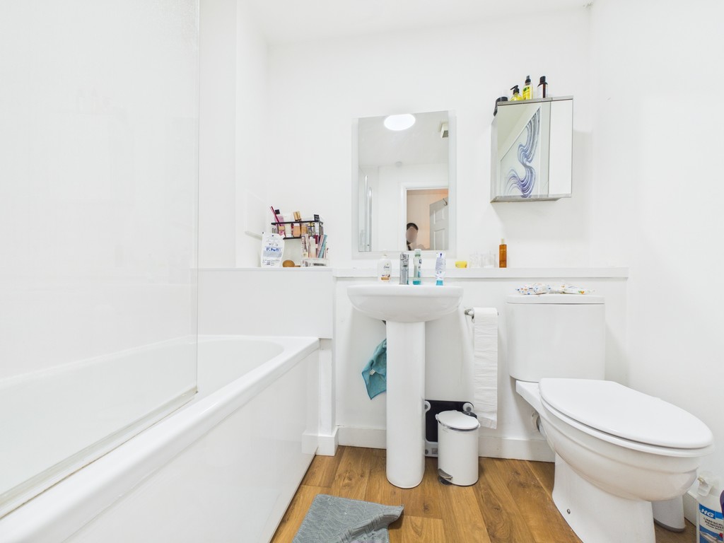 2 bed apartment to rent in Lower Tanbridge Way, Horsham  - Property Image 2