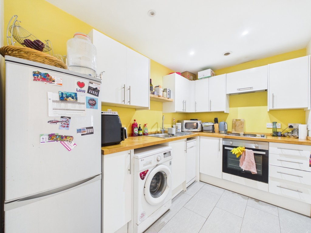 2 bed apartment to rent in Lower Tanbridge Way, Horsham  - Property Image 3