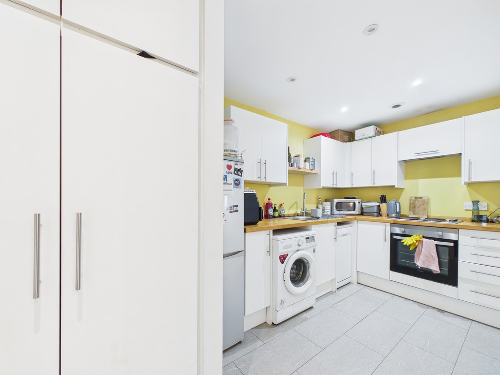 2 bed apartment to rent in Lower Tanbridge Way, Horsham  - Property Image 4