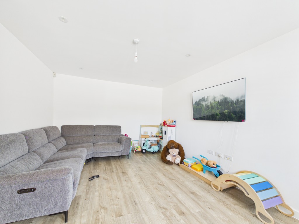 4 bed detached house to rent in Rookfield Road, Faygate  - Property Image 2