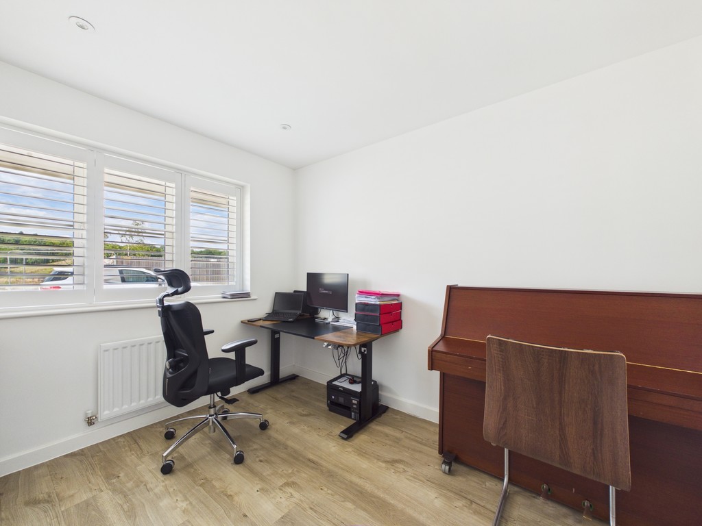 4 bed detached house to rent in Rookfield Road, Faygate  - Property Image 3