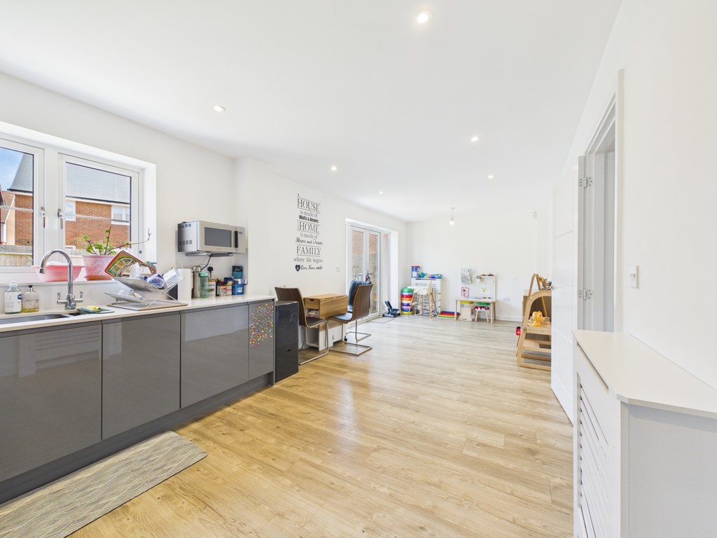 4 bed detached house to rent in Rookfield Road, Faygate  - Property Image 5