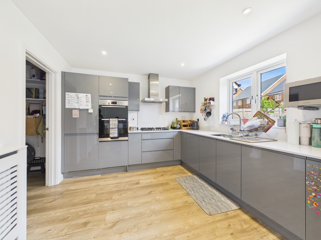 4 bed detached house to rent in Rookfield Road, Faygate  - Property Image 6