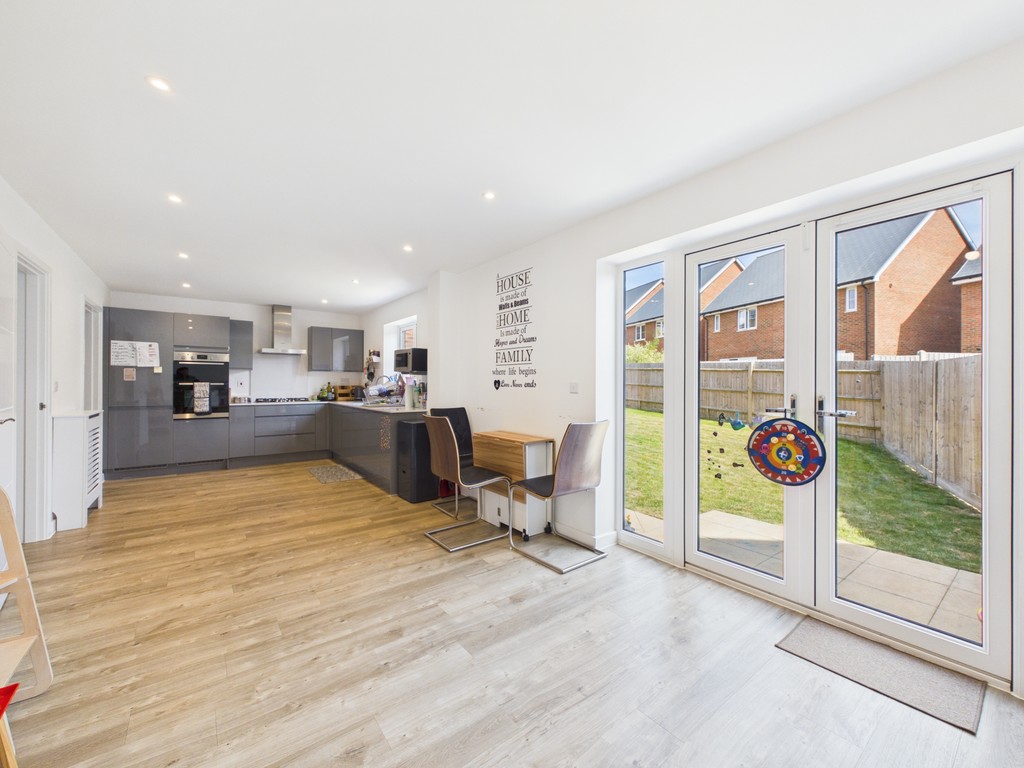 4 bed detached house to rent in Rookfield Road, Faygate  - Property Image 7
