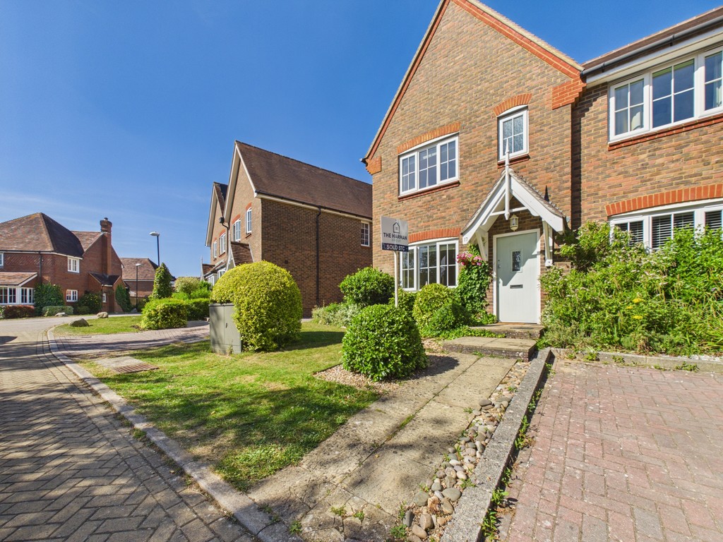 2 bed end of terrace house to rent in Roundway, Haywards Heath - Property Image 1