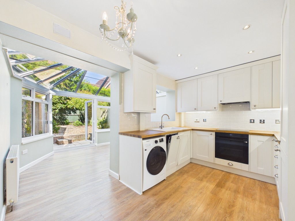 2 bed end of terrace house to rent in Roundway, Haywards Heath  - Property Image 3