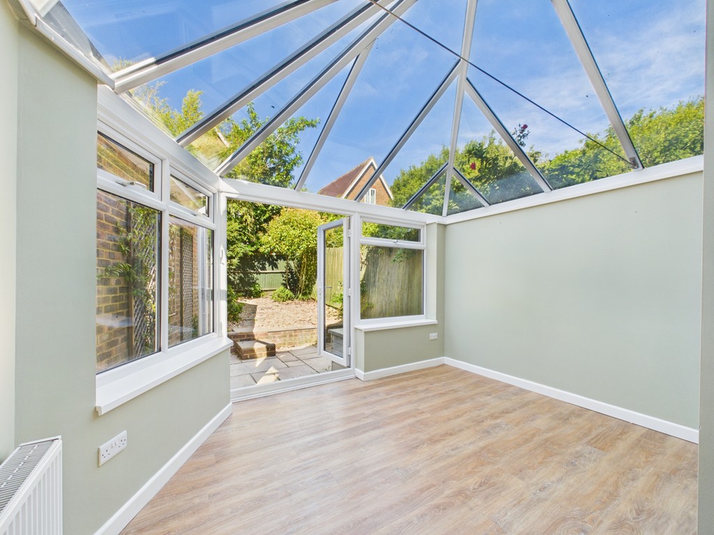 2 bed end of terrace house to rent in Roundway, Haywards Heath  - Property Image 6