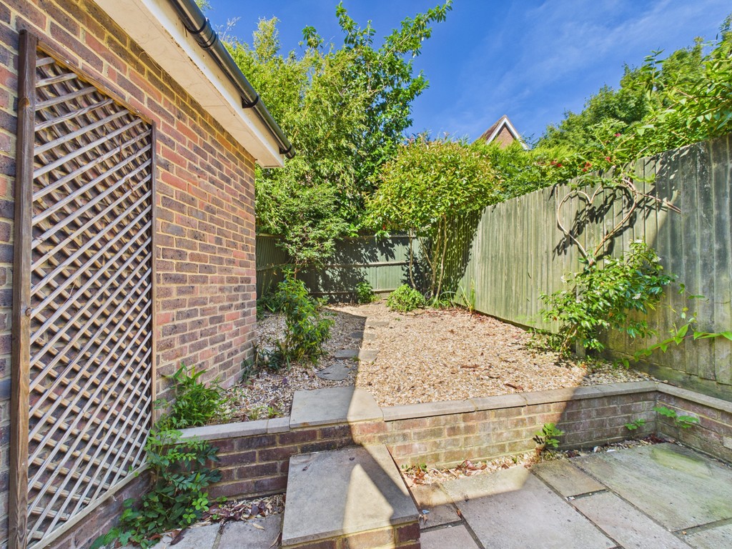 2 bed end of terrace house to rent in Roundway, Haywards Heath  - Property Image 12