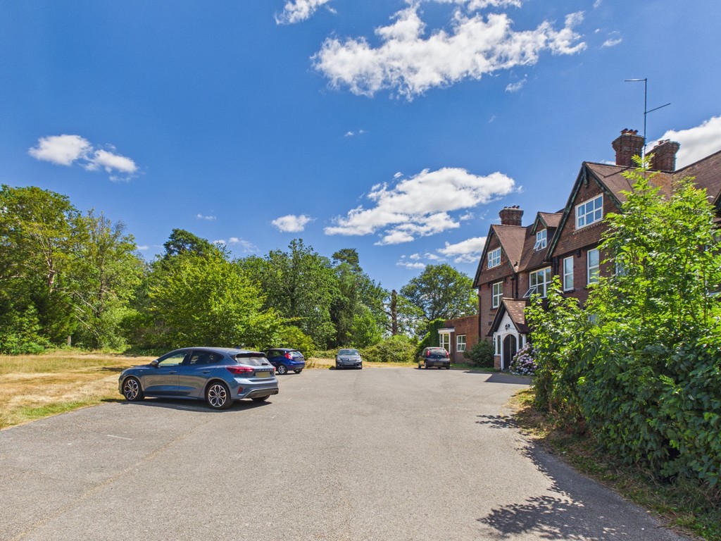 3 bed ground floor flat to rent in Mayes Park House, Warnham  - Property Image 12