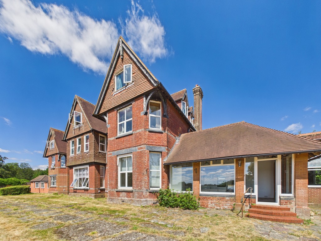 3 bed ground floor flat to rent in Mayes Park House, Warnham  - Property Image 1